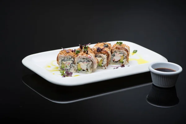 Sushi su un backgroun scuro — Foto Stock