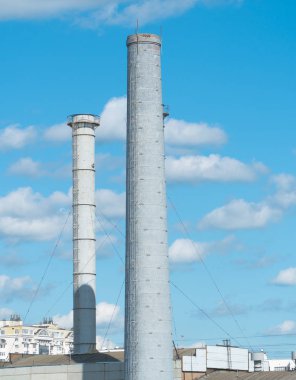 gökyüzü arka planda endüstriyel borular