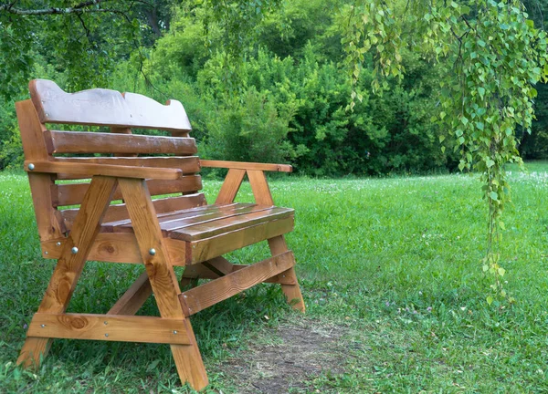 Holzbank im Park — Stockfoto