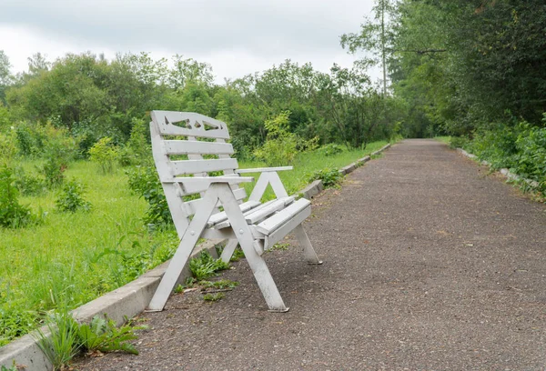 Holzbank im Park — Stockfoto