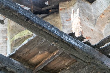 içeriden yanmış bina