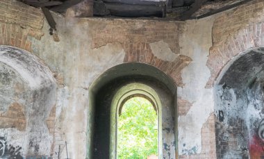 içeriden yanmış bina