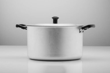 hafif bir arka plan üzerinde mutfak tava