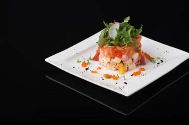 Siyah arka plan üzerine çanak