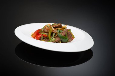 Siyah arka plan üzerine çanak