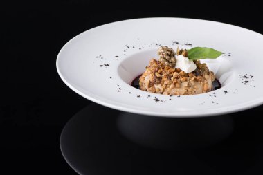 Siyah arka plan üzerine çanak