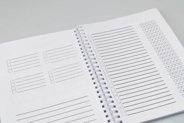 beyaz arkaplanda işaretleme olan not defterini aç