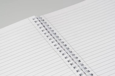 beyaz arkaplanda işaretleme olan not defterini aç