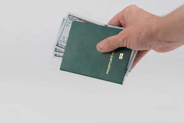 Handen Håller Grönt Pass Med Dollar Begreppet Mutor Och Korruption — Stockfoto