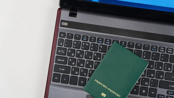 Zielony Paszport Klawiaturze Laptopa Rejestracja Online Widok Góry — Zdjęcie stockowe