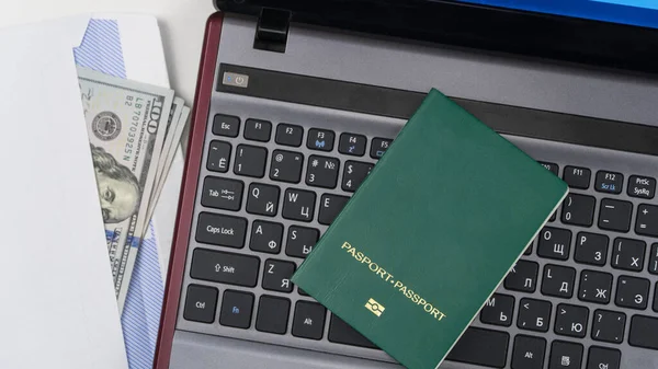 Pasaporte Verde Con Dólares Estadounidenses Teclado Del Ordenador Portátil Registro — Foto de Stock