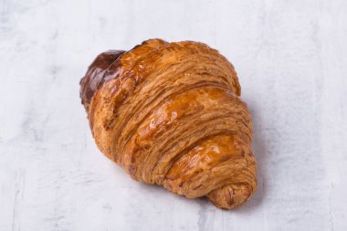 Kremalı kruvasan hafif bir arka planda.