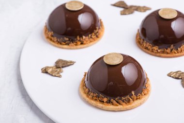 Beyaz tabakta lezzetli çikolatalı pasta.