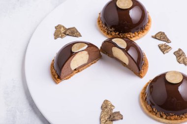 Beyaz tabakta lezzetli çikolatalı pasta.