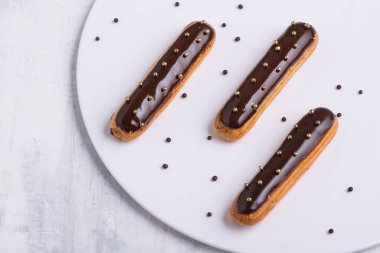 Beyaz tabakta kremalı lezzetli bir pasta.