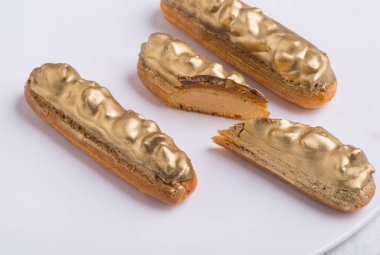 Beyaz tabakta kremalı lezzetli bir pasta.