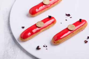 Beyaz tabakta kremalı lezzetli bir pasta.