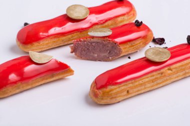 Beyaz tabakta kremalı lezzetli bir pasta.