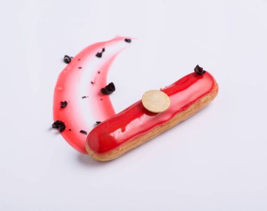 Beyaz tabakta kremalı lezzetli bir pasta.