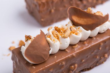 Beyaz tabakta lezzetli çikolatalı pasta.