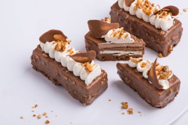 Beyaz tabakta lezzetli çikolatalı pasta.