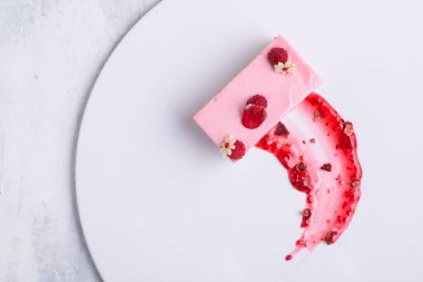 Beyaz tabakta lezzetli çilekli pasta.