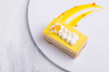 Lezzetli limonlu kek beyaz tabakta