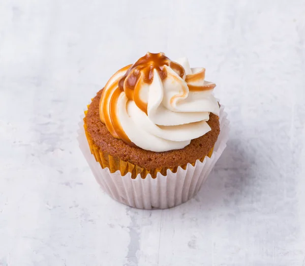 Crème Cupcake Witte Achtergrond Close — Stockfoto