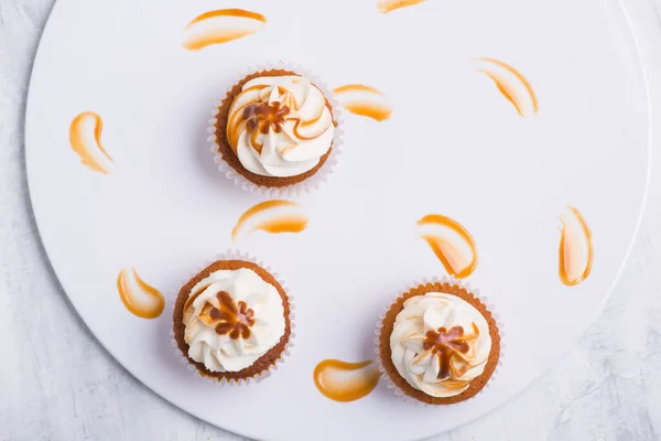 Crème Cupcake Witte Plaat Bovenaanzicht Close — Stockfoto