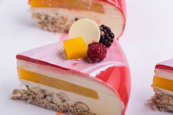 Вкусный Клубничный Торт Белой Тарелке — стоковое фото