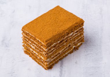 Beyaz arka planda çikolatalı kek.