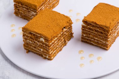 Beyaz tabakta lezzetli çikolatalı pasta.