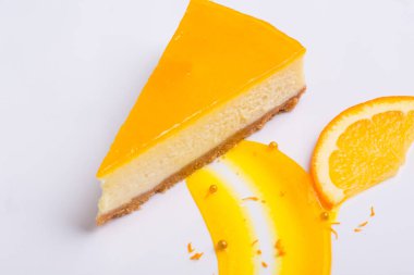 Lezzetli limonlu kek beyaz tabakta