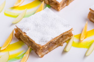 Beyaz tabakta nefis bir pasta, yakın plan.