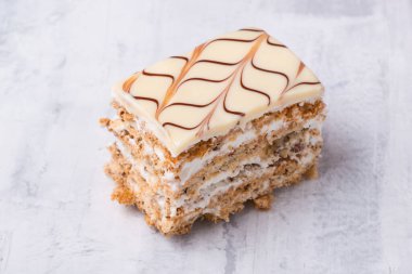 Beyaz arka planda çikolatalı kek.