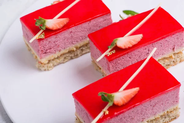 Вкусный Торт Ягодами Белой Тарелке — стоковое фото