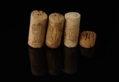 Taşkent, Özbekistan - 6 Ekim 2009: Siyah arkaplan üzerine eski şarap mantarları yığını. Stüdyo fotoğrafçılık