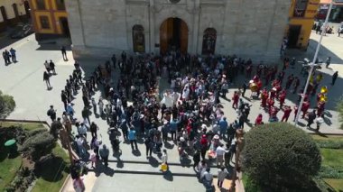Yeni evlilerin akrabalar tarafından karşılandığı kilise üstüne kilise..
