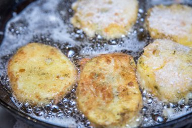 Çim çalılar arasında güzel gün batımı