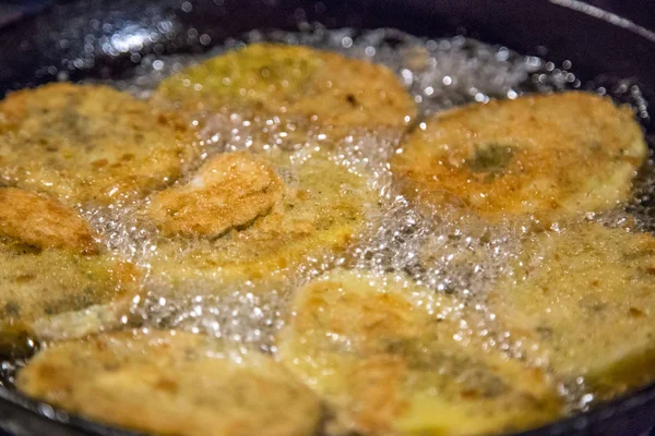 Çim çalılar arasında güzel gün batımı