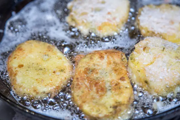 Çim çalılar arasında güzel gün batımı