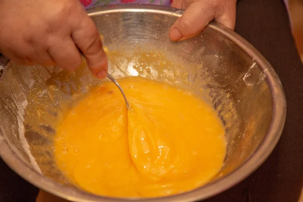 Çim çalılar arasında güzel gün batımı