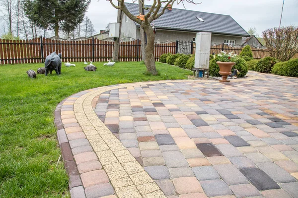 Evin önünde renkli kaldırım taşları