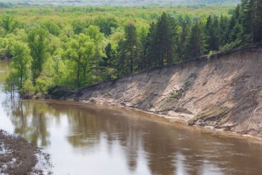 Dik kumlu yamaçta ile Rus nehir orman vadisinde bir ılık bahar günü