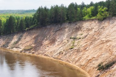 Dik kumlu yamaçta ile Rus nehir orman vadisinde bir ılık bahar günü