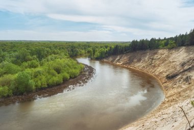 Dik kumlu yamaçta ile Rus nehir orman vadisinde bir ılık bahar günü
