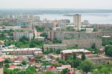 Volga Nehri kıyı şeridi ve Saratov şehrine bir yükseklikten panoramik görünüm