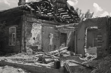 Yıkık hasarlı evi. Doğal afet sonucu olarak, özel mülkiyet bina etkilenen. Yok edilen tuğla ahşap ev parçası.