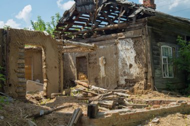 Yıkık hasarlı evi. Doğal afet sonucu olarak, özel mülkiyet bina etkilenen. Yok edilen tuğla ahşap ev parçası.