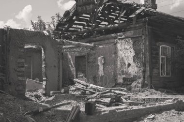 Yıkık hasarlı evi. Doğal afet sonucu olarak, özel mülkiyet bina etkilenen. Yok edilen tuğla ahşap ev parçası.